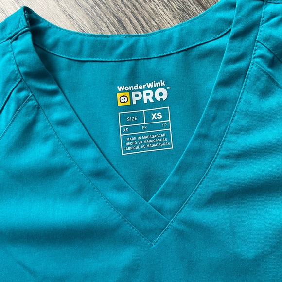 Wunderwink scrub top - Picture 2 of 4